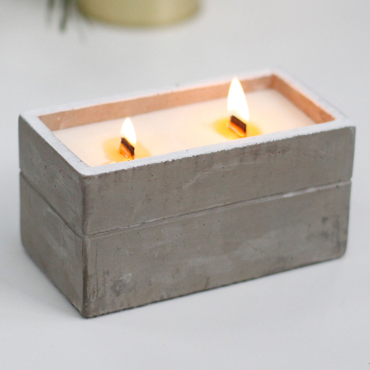 Santal Épicé – Bougie béton mèche bois, santal & clou de girofle